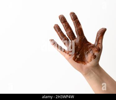 Main femelle souillée de chocolat noir fondu sur fond blanc Banque D'Images