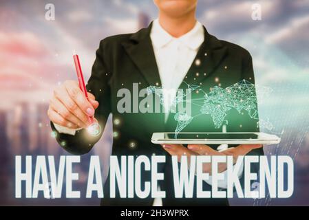 Présentation de légende de texte pour un week-end agréable.Photo conceptuelle souhaitant à quelqu'un que quelque chose de gentil se produisent vacances Lady en tenue debout uniforme Banque D'Images