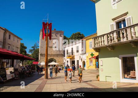 Krk, Croatie - 2 septembre 2021.Les touristes et les habitants se promènaient sur la place historique Vela Placa, dans la vieille ville médiévale de Krk, sur l'île de Krk Banque D'Images