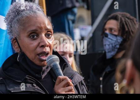 Londres, Royaume-Uni.30 octobre 2021.La procession annuelle en mémoire de la campagne des familles et amis Unis (FUFC) marche lentement en silence de Trafalgar Square à Downing St pour un rassemblement bruyant avec des orateurs des familles concernées demandant la justice pour des parents tués par la police et en détention pénale, de santé mentale et d'immigration.Ils disent "pas de justice pas de paix".Peter Marshall/Alay Live News Banque D'Images