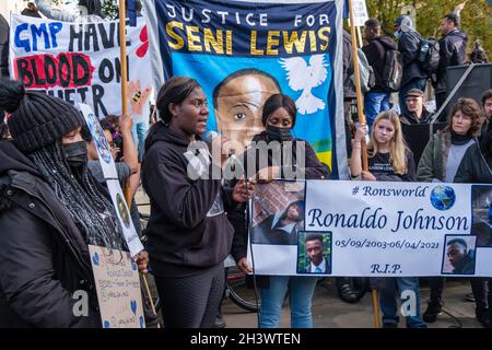 Londres, Royaume-Uni.30 octobre 2021.La procession annuelle en mémoire de la campagne des familles et amis Unis (FUFC) marche lentement en silence de Trafalgar Square à Downing St pour un rassemblement bruyant avec des orateurs des familles concernées demandant la justice pour des parents tués par la police et en détention pénale, de santé mentale et d'immigration.Ils disent "pas de justice pas de paix".Peter Marshall/Alay Live News Banque D'Images