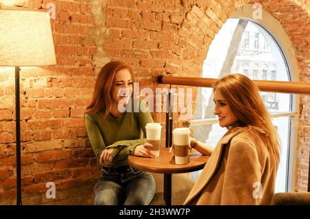 Des femmes multiethniques gaies déjeunent au café Banque D'Images