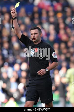 Leicester, Angleterre, 30 octobre 2021.L'arbitre Michael Oliver présente une carte jaune lors du match de la Premier League au King Power Stadium de Leicester.Le crédit photo doit être lu : Darren Staples / Sportimage Banque D'Images