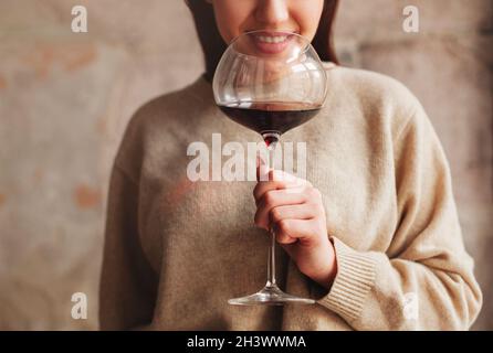 Crop joyeuse femme appréciant le vin Banque D'Images