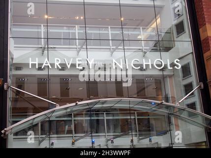 Panneau et fenêtres au-dessus de l'entrée principale du grand magasin harvey nichols sur Briggate à leeds Banque D'Images