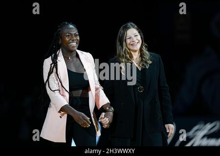 Clarisse Agbegnenou (à gauche) de France et Tina Trstenjak de Slovénie lors du Grand Chelem 2021 de Paris, Judo, le 16 octobre 2021 à l'AccorHotels Arena de Paris, France - photo Victor Joly / DPPI Banque D'Images