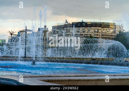 Fontaine de la place Unirii dans le centre-ville de Bucarest. Boulevard Unirii à Bucarest, Roumanie, 2021 Banque D'Images