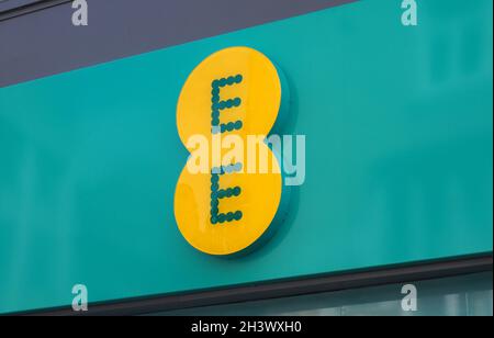 Signe et logo au-dessus de l'entrée d'un magasin de téléphonie mobile EE à Briggate leeds Banque D'Images