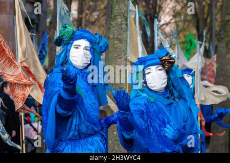 Glasgow, Écosse, Royaume-Uni.30 octobre 2021: Les membres de l'extinction les rebelles bleus de la rébellion se joignent aux pèlerins du changement climatique pour marcher à travers la ville de Glasgow Green à la place George pour exiger un accord équitable pour le Sud mondial avant la conférence des Nations Unies sur le changement climatique COP26 qui commence demain.Credit: SKULLY/Alay Live News Banque D'Images