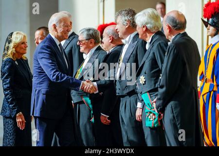 Vatican, Vatican.29 octobre 2021.Le président américain Joe Biden salue les dignitaires lorsqu'il arrive pour une réunion bilatérale avec le pape François au Palais apostolique le 29 octobre 2021 à la Cité du Vatican, au Vatican.Crédit : Adam Schultz/White House photo/Alay Live News Banque D'Images