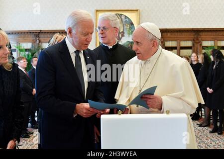 Vatican, Vatican.29 octobre 2021.Le président américain Joe Biden, de gauche, échange des dons avec le pape François avant leur réunion bilatérale au Palais apostolique le 29 octobre 2021 à la Cité du Vatican, au Vatican.Crédit : Adam Schultz/White House photo/Alay Live News Banque D'Images