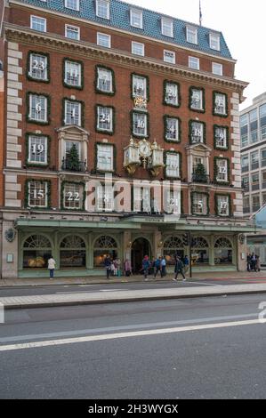 Les gens qui font du shopping à Piccadilly passent par Fortnum & Mason, un grand magasin haut de gamme.Londres, Angleterre, Royaume-Uni. Banque D'Images