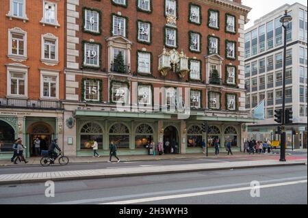 Les gens qui font du shopping à Piccadilly passent par Fortnum & Mason, un grand magasin haut de gamme.Londres, Angleterre, Royaume-Uni. Banque D'Images