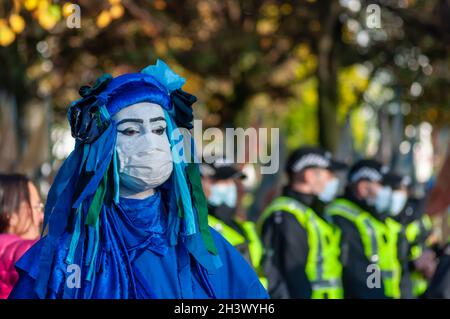 Glasgow, Écosse, Royaume-Uni.30 octobre 2021 : un membre de la rébellion des Blue Rebellion rejoint les pèlerins du changement climatique à marcher à travers la ville de Glasgow Green à George Square pour exiger un accord équitable pour le Sud mondial avant la conférence des Nations Unies sur le changement climatique COP26 qui commence demain.Credit: SKULLY/Alay Live News Banque D'Images