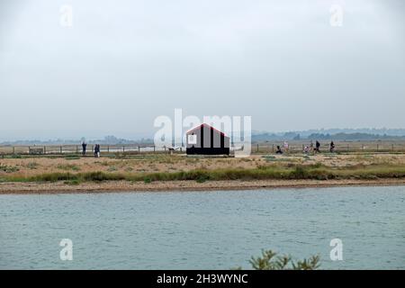 Petite hutte au toit rouge près du centre de découverte Rye sur le paysage de Rother River Rye Harbour dans l'est du Sussex Kent Angleterre KATHY DEWITT Banque D'Images