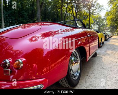 Capot rouge d'une Porsche Cabrio 356 d'époque parfaitement restaurée, vue sur le bak. Banque D'Images