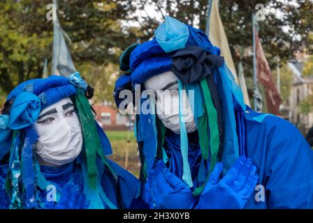 Glasgow, Écosse, Royaume-Uni.30 octobre 2021: Les membres de l'extinction les rebelles bleus de la rébellion se joignent aux pèlerins du changement climatique pour marcher à travers la ville de Glasgow Green à la place George pour exiger un accord équitable pour le Sud mondial avant la conférence des Nations Unies sur le changement climatique COP26 qui commence demain.Credit: SKULLY/Alay Live News Banque D'Images