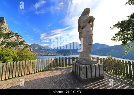 Vue sur Riva del Garda depuis Pregasina.Trentin, Nord de l'Italie, Europe. Banque D'Images