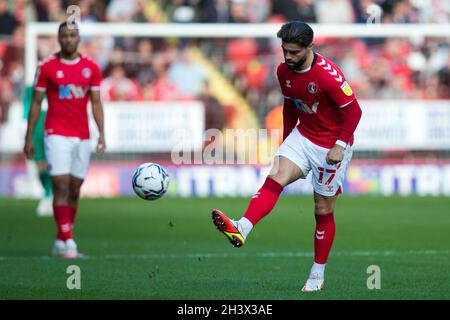 LONDRES, ROYAUME-UNI.30 OCTOBRE Elliot Lee de Charlton contrôle le ballon lors du match Sky Bet League 1 entre Charlton Athletic et Doncaster Rovers à la Valley, Londres, le samedi 30 octobre 2021.(Credit: Federico Maranesi | MI News) Credit: MI News & Sport /Alay Live News Banque D'Images