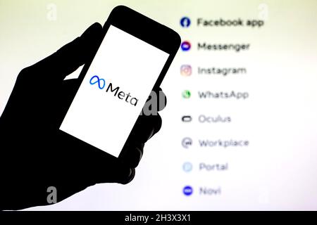 Espagne.30 octobre 2021.Dans cette illustration photo, un logo Meta est affiché sur un smartphone avec Facebook, Facebook Messenger, Instagram, WhatsApp, Oculus VR,Les logos Workplace, Portal et Novi en arrière-plan.(Image de crédit : © Thiago Prudencio/SOPA Images via ZUMA Press Wire) Banque D'Images