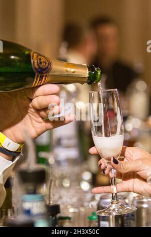 San Francisco, Californie, États-Unis.Décembre 2015.Du champagne est versé dans un verre lors d'un événement. Banque D'Images