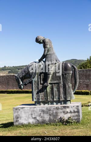 Village d'Assise en Ombrie, Italie.Statue de Saint François.La ville est célèbre pour la plus importante basilique italienne dedica Banque D'Images