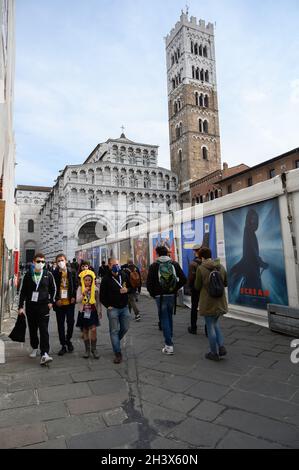 Lucca Comics and Games 2021, la ville de Lucca et ses places sont de retour à remplir grâce à la foule des passionnés de BD et les Lucca Comics and Games, dans la foule photo des personnes dans la rue pour l'événement comique. Banque D'Images