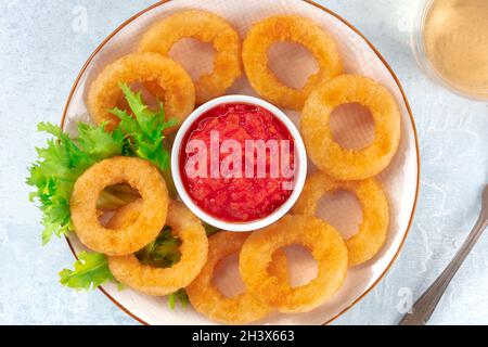 Calamars sonne avec du vin.Gros plan sur les anneaux de calmars frits Banque D'Images