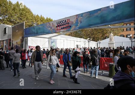 Lucca Comics and Games 2021, la ville de Lucca et ses places sont de retour à remplir grâce à la foule des passionnés de BD et les Lucca Comics and Games, dans la foule photo des personnes dans la rue pour l'événement comique. Banque D'Images