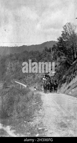 Les Kilties, une bande canadienne d'Écossais, remplissent deux stagecoaches sur la route Buller, à Westland, en Nouvelle-Zélande, au cours de leur tournée mondiale, 1909. Banque D'Images