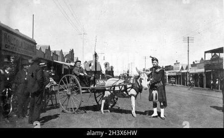 Scotmen prenant un tour sur un chariot, probablement en Australie, 1909. Banque D'Images