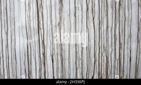 La peinture coule l'arrière-plan du mur. Ancien arrière-plan monochrome sale avec une tache goutte d'eau sur le mur, détail de texture avec un tric noir Banque D'Images