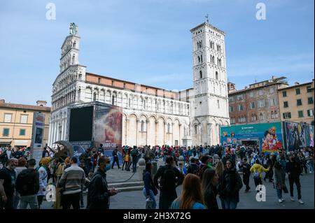 Lucca Comics and Games 2021, la ville de Lucca et ses places sont de retour à remplir grâce à la foule des passionnés de BD et les Lucca Comics and Games, dans la foule photo des personnes dans la rue pour l'événement comique. Banque D'Images