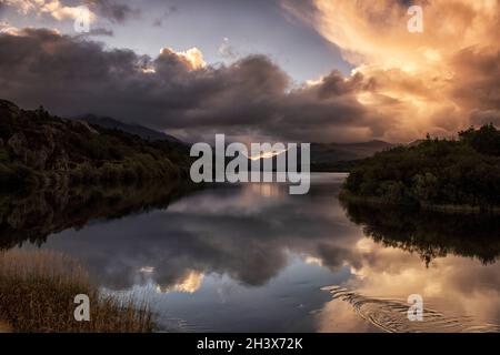 Lever du soleil sur Llyn Padarn à Llanberis, parc national de Snowdonia, pays de Galles, Royaume-Uni Banque D'Images