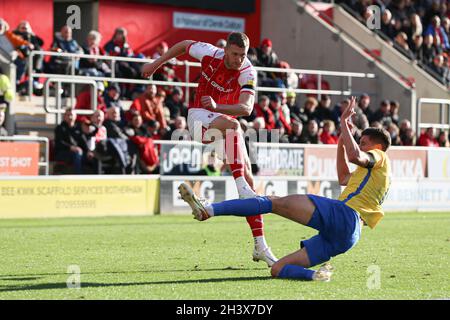 ROTHERHAM, ROYAUME-UNI.30 OCT Michael Smith de Rotherham (24) en collision avec Ross Stewart de Sunderland (14) lors du match de la Sky Bet League 1 entre Rotherham United et Sunderland au stade de New York, à Rotherham, le samedi 30 octobre 2021.(Crédit : Emily Moorby | MI News) crédit : MI News & Sport /Alamy Live News Banque D'Images