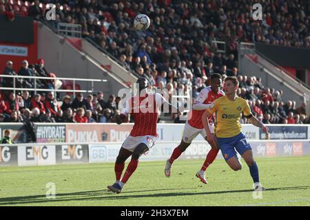 ROTHERHAM, ROYAUME-UNI.30 OCT Freddie Ladapo de Rotherham (10), en possession de biens, suivi de Dennis Cirkin de Sunderland (17) lors du match de la Sky Bet League 1 entre Rotherham United et Sunderland au stade de New York, à Rotherham, le samedi 30 octobre 2021.(Crédit : Emily Moorby | MI News) crédit : MI News & Sport /Alamy Live News Banque D'Images