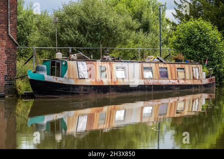 ELLESMERE, SHROPSHIRE, Royaume-Uni - JUILLET 12 : bateau étroit à Ellesmere, Shropshire, le 12 juillet 2021 Banque D'Images