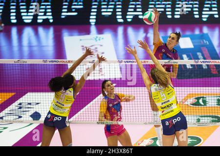 Spike of ANNA DANESI (Vero Volley Monza) pendant Vero Volley Monza vs Imoco Volley Conegliano, Volleyball Italien série A1 Match féminin à Monza (MB), Italie, octobre 30 2021 Banque D'Images