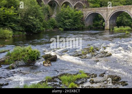 BERWYN, DENBIGHSHIRE, PAYS DE GALLES - 11 JUILLET : ponts en pierre anciens à Berwyn, pays de Galles, le 11 juillet 2021 Banque D'Images