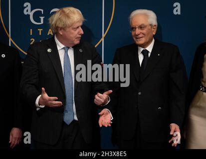 Le Premier ministre Boris Johnson est accueilli par le président italien Sergio Mattarella (à droite) lorsqu'il arrive pour assister à une réception et dîner au Palais Quirinale de Rome.Date de la photo: Samedi 30 octobre 2021. Banque D'Images