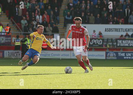 ROTHERHAM, ROYAUME-UNI.30 OCTOBRE - le capitaine de Sunderland, Aiden Mcgeady (28), va s'attaquer à Ollie Rathbone de Rotherham (18) lors du match Sky Bet League 1 entre Rotherham United et Sunderland au stade de New York, à Rotherham, le samedi 30 octobre 2021.(Crédit : Emily Moorby | MI News) crédit : MI News & Sport /Alamy Live News Banque D'Images