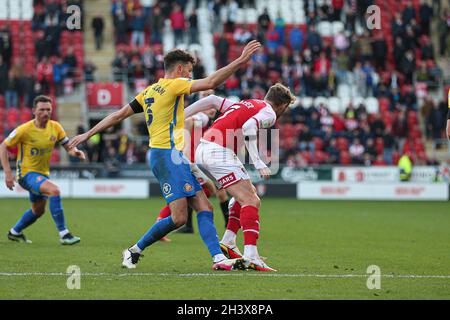 ROTHERHAM, ROYAUME-UNI.30 OCT Kieran Sadlier de Rotherham (7) entrant en collision avec Tom Flanagan de Sunderland (3) lors du match de la Sky Bet League 1 entre Rotherham United et Sunderland au stade de New York, à Rotherham, le samedi 30 octobre 2021.(Crédit : Emily Moorby | MI News) crédit : MI News & Sport /Alamy Live News Banque D'Images