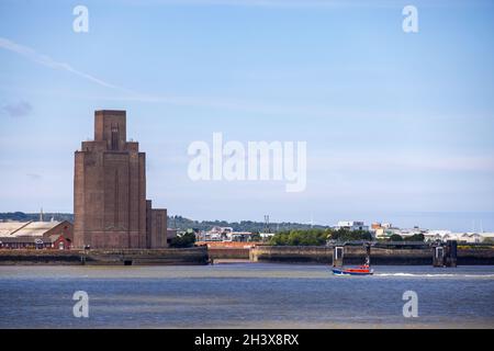 BIRKENHEAD, WIRRAL, Royaume-Uni - JUILLET 14 : la tour de ventilation en briques art déco du tunnel de la route Queensway sous la rivière Mersey, in Banque D'Images