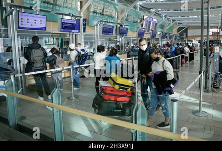 Richmond, Canada.30 octobre 2021.Les voyageurs s'alignent pour s'enregistrer au hall des départs de l'aéroport international de Vancouver à Richmond, Colombie-Britannique, Canada, le 30 octobre 2021.À compter du samedi, les voyageurs âgés de 12 ans ou plus doivent fournir la preuve qu'ils ont été entièrement vaccinés contre la COVID-19 lors de leurs voyages au Canada ou à l'étranger.Credit: Liang Sen/Xinhua/Alay Live News Banque D'Images