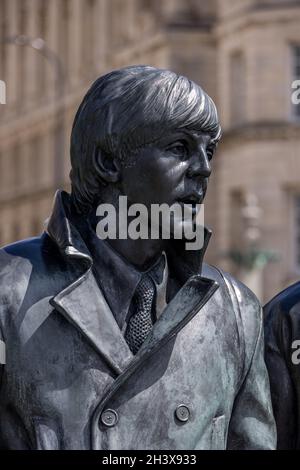 LIVERPOOL, Royaume-Uni - 14 JUILLET : Statue de Paul McCartney des Beatles à Liverpool, Angleterre, le 14 juillet 2021 Banque D'Images