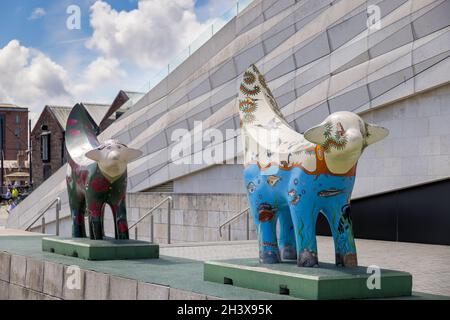 LIVERPOOL, Royaume-Uni - JUILLET 14 : statues Superlambanana devant le musée de Liverpool, Angleterre, le 14 juillet 2021 Banque D'Images