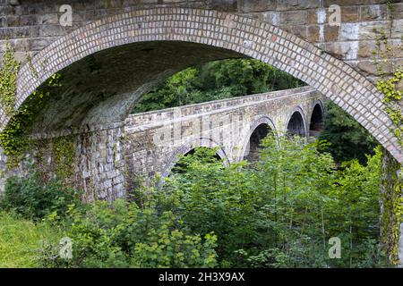 BERWYN, DENBIGHSHIRE, PAYS DE GALLES - 11 JUILLET : ponts en pierre anciens à Berwyn, pays de Galles, le 11 juillet 2021 Banque D'Images