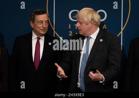 Le Premier ministre Boris Johnson est accueilli par le Premier ministre italien Mario Draghi (à gauche) lorsqu'il arrive pour assister à une réception et dîner au Palais Quirinale de Rome.Date de la photo: Samedi 30 octobre 2021. Banque D'Images