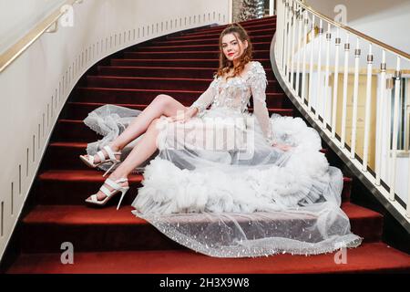 Leipzig, Allemagne.30 octobre 2021.Klaudia Giez vient au 26e bal de l'Opéra de Leipzig sous la devise « Joy of Beautiful Gods ».En raison de la pandémie de Corona, l'événement a dû être annulé l'année dernière.Crédit : Gerald Matzka/dpa/Alay Live News Banque D'Images