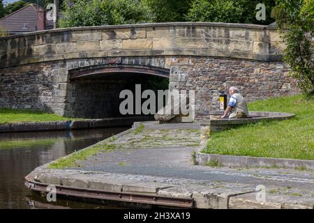 TREVOR, WREXHAM, PAYS DE GALLES - JUILLET 15 : vue sur le bassin de Trevor à Trevor, Wrexham, pays de Galles, Royaume-Uni le 15 juillet 2021. Un homme non identifié Banque D'Images